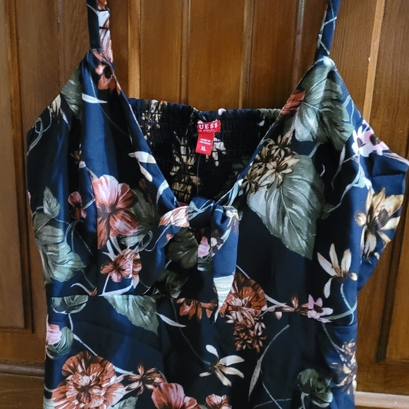 Guess top - Picture 1 of 4